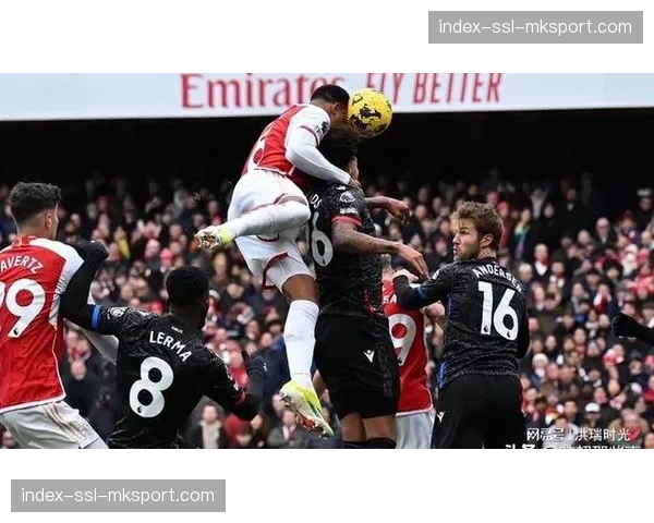 特写镜头:斯特拉斯堡门将扑救后手抛球发动进攻,直接找到前场尖刀。 特写镜头:斯特拉斯堡门将扑救后手抛球发动进攻,直接找到前场尖刀。