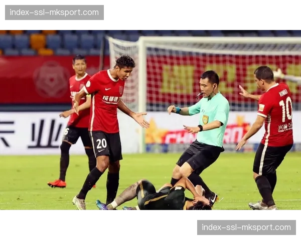 【2026年4月中超联赛区域防守与盯人混用趋势·非赛事·群众体育民间足球联赛四月开赛，业余教练员培训班将中超混合防守案例纳入教学