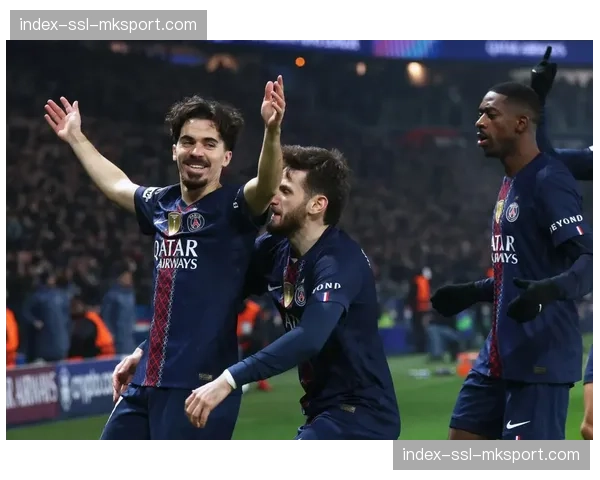 登贝莱世界波破门后狂奔庆祝，巴黎球迷陷入狂欢